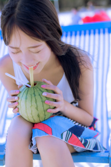 美女裸露双奶头屁股无遮挡网站